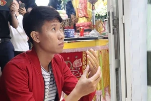 Anh đưa bàn tay đeo nhẫn lên khoe với vợ như một minh chứng về tình yêu bất diệt. Ảnh: Vũ Phượng/TNO