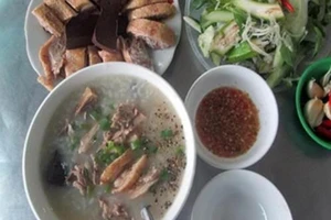 Chạy ba quãng đồng đến làng cổ Túy Loan ăn tô cháo vịt