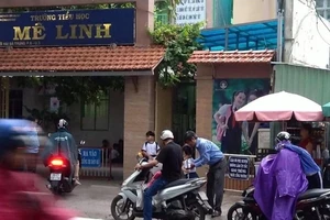 Đâu cần học sinh chào hỏi, thưa bẩm mới đáp lại lời...