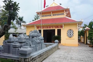 Lăng mộ và đền thờ Trương Định ở Thị xã Gò Công. Ảnh: Lê Văn 