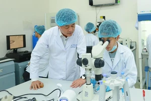 Cùng thầy trò GS Nguyễn Văn Thuận chờ 'khai sinh' bò nhân bản