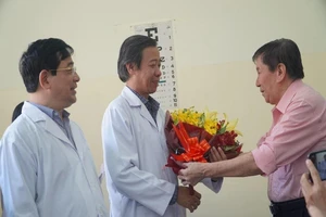 Ông Hoa trao hoa cảm ơn y bác sĩ BV Bệnh Nhiệt đới. Ảnh: Minh Tâm