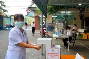 Máy sát khuẩn tự động 500.000 đồng của BV Khánh Hòa 