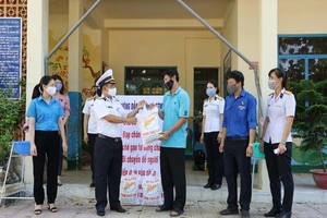 Phụ nữ ở Trường Sa may khẩu trang tặng chiến sĩ 