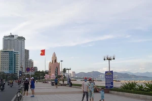 Người dân dạo chơi, thể dục trước quảng trường 2-4, TP. Nha Trang