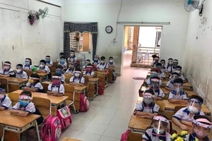 Thực hư nhà trường yêu cầu học sinh đội nón ngăn giọt bắn 