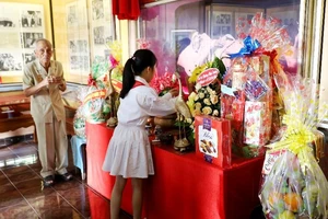 Hàng trăm người dâng hoa tại Khu tưởng niệm Bác Hồ ở Nha Trang