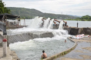 Những con đập in dấu tuổi thơ