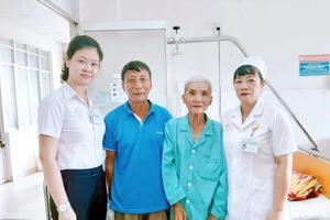 Cụ ông, cựu chiến binh Hoàng Thế Tuấn khỏe mạnh tại BV đa khoa tỉnh Khánh Hòa. Ảnh: Công Thi