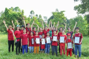 Các em nhỏ VUS được nhận giấy chứng nhận tham gia trồng rừng từ ban tổ chức.