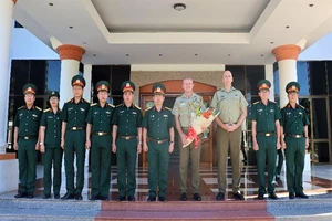 Ngài Đại tá Paul Foura - Tùy viên Quốc phòng Australia tại Việt Nam đến chào xã giao và làm việc với thủ trưởng Nhà trường