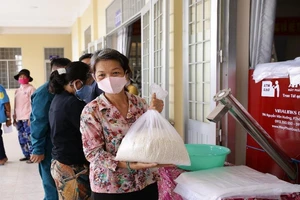 13 ATM gạo, nước suối tiếp sức cộng đồng vượt khó 