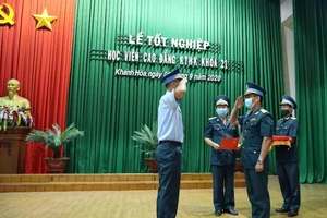 Ảnh: Đại diện BGH Nhà trường trao bằng tốt nghiệp cho học viên .