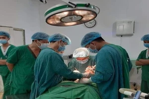 Trèo cây trượt chân té, bé trai bị cành cây đâm xuyên cổ