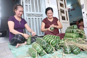 Cặm cụi gói bánh tét gửi tặng đồng bào miền Trung 