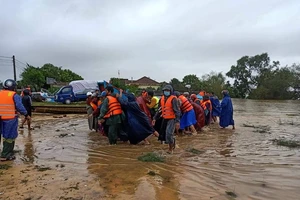 Ngư dân đưa thuyền đi biển lên ruộng cứu đồng bào vùng lũ