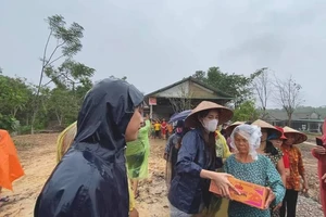 Thủy Tiên làm từ thiện và phản biện xã hội