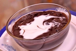 Chè đậu đỏ đá đập rắc rắc giọt dầu chuối