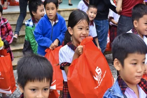 VUS 'góp suất ăn trưa gửi học sinh miền Trung'