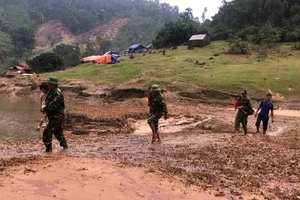 Bộ đội biên phòng bế học sinh trở lại trường ở bản Sắt 