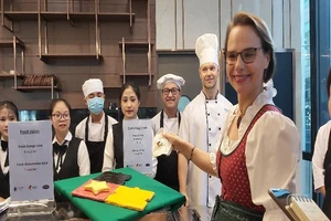 Bà Josefine Wallat, Tổng Lãnh sự Ðức tại TP. Hồ Chí Minh giới thiệu "Mảnh ghép nước Đức" tại gian hàng của nhà hàng Mai Sen Bistro. 