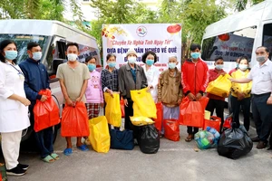 Ban giám đốc tặng quà cho bệnh nhân trước khi lên xe về quê ăn Tết.