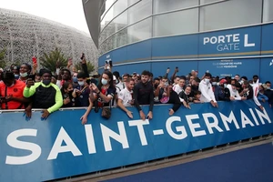 Cổ động viên PSG náo loạn vì Messi ở sân bay Le Bourget, Pháp 