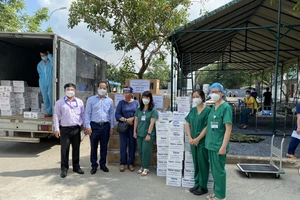 Công đoàn Sở Tư pháp TP.HCM trao quà tại BV dã chiến số 16 