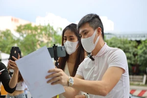 Thủy Tiên - Công Vinh livestream sao kê, tuyên bố sẽ kiện cá nhân vu khống mình