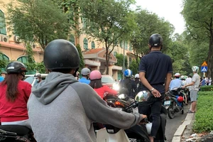 Kẹt xe, tắc đường trong ngày đầu học sinh đi học lại 