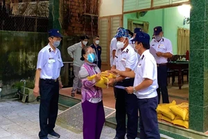 Cựu binh Trường Sa tặng quà Tết cho người mù