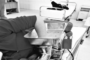 Người phụ nữ bị máy xay thịt 'nuốt' nguyên bàn tay