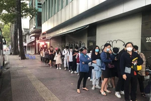 Giới trẻ Sài Gòn xếp hàng từ khuya săn 'Chú thuật hồi chiến' 