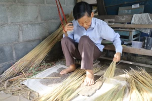 Người cha "treo tay" bện chổi chít và khoản vay 40 triệu đồng 