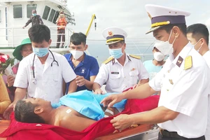 Cấp cứu ngư dân bị bệnh ở Trường Sa