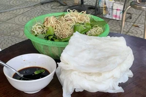 "Ăn mì lá chấm xì dầu hông?"