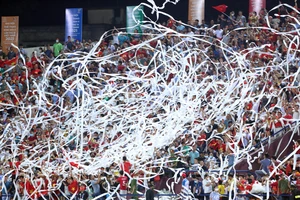 Hãy chấm dứt việc dùng giấy vệ sinh để cổ vũ bóng đá 