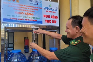 Mang nước sạch đến người dân, chiến sĩ đảo Phú Quý