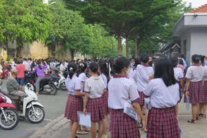 Chờ mở cổng quá lâu, thí sinh ùa vào điểm thi như ‘ong vỡ tổ’