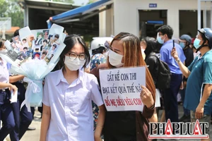 Ấn tượng: Mẹ mang bảng cổ vũ con gái ngay trước cổng điểm thi 