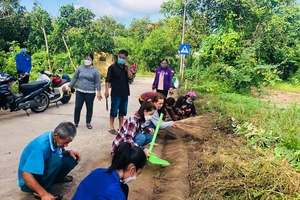 Ông Đoàn Tấn Bửu, Phó Chủ tịch UBND tỉnh Đồng Tháp, kiểm tra công tác phòng chống bệnh sốt xuất huyết tại xã Thường Phước 1, huyện Hồng Ngự.