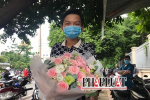 Nam sinh vượt gần 400km tặng hoa cho bạn gái trong ngày thi tốt nghiệp THPT