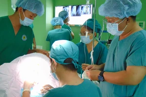 Bác sĩ BV quận 11, TP.HCM đang thực hiện ca thay khớp háng.