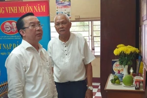 Đoàn khảo sát tại Sở chỉ huy tiền phương phân khu 6 trong chiến dịch Mậu Thân 1968, hiện là quán phở Bình.