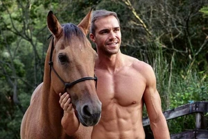 Ngắm bộ ảnh lính cứu hỏa Úc siêu đáng yêu với mèo, gấu túi, chó, ngựa