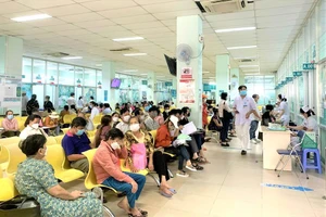 Người dân đang chờ khám bệnh tại BV Nhân dân 115. Ảnh: THẢO PHƯƠNG