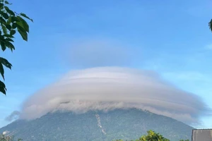 Vì sao lại có đám mây lạ ở núi Bà Đen? 