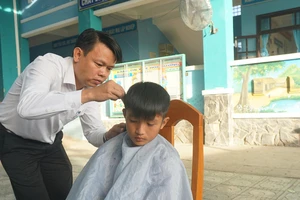 Tiệm hớt tóc đặc biệt của thầy hiệu trưởng ở Thạnh An 