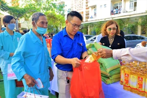 Lần đầu tiên bệnh viện tỉnh Khánh Hòa có phiên chợ Tết 0 đồng