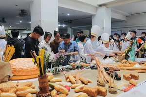 Bánh mì Việt Nam - Hiện tượng văn hóa ẩm thực đặc biệt của người Việt